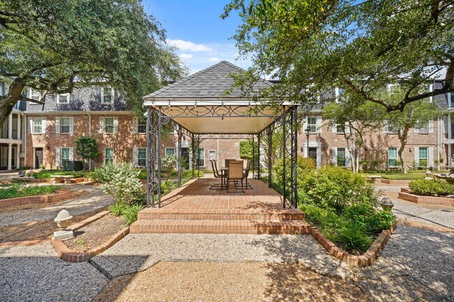 Building Photo - 357 N Post Oak Ln