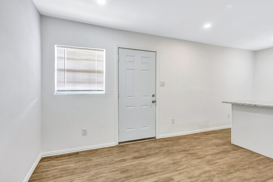 Building Photo - 901 Bessie St