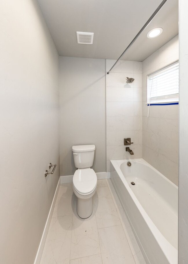 Building Photo - 5389 Sky Top Ln