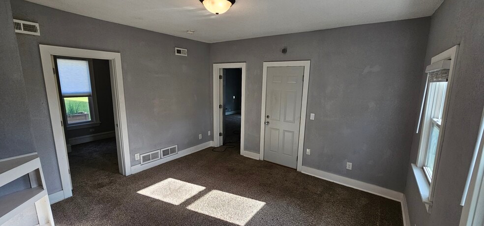 Building Photo - 1213 NE Lowry Ave