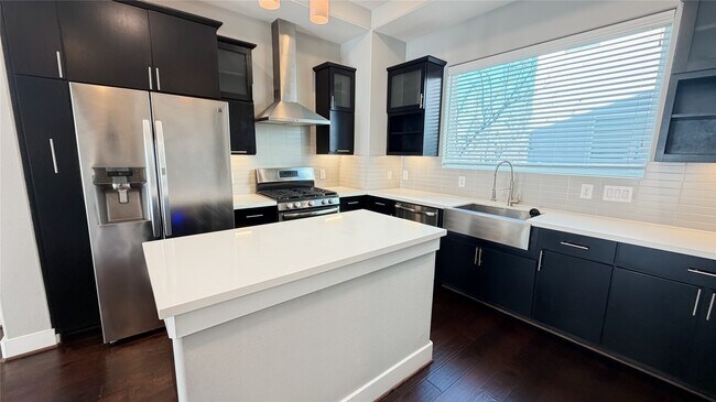 Building Photo - 605 Bayou St