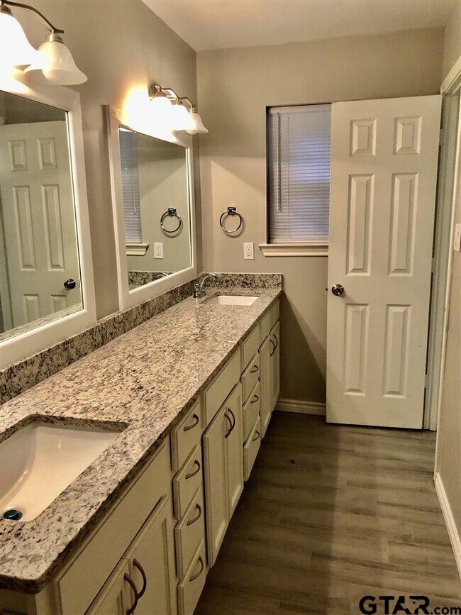 Building Photo - 1619 Timber View Dr