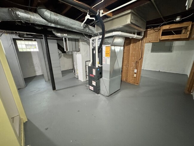 Building Photo - 3 Bedroom House