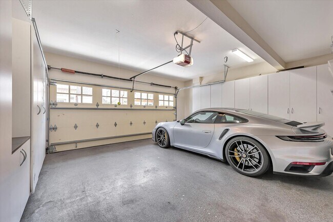Building Photo - WOW! GREAT HOME! Mountain View!