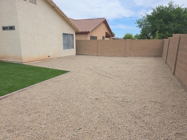 Building Photo - 9927 W Southgate Ave