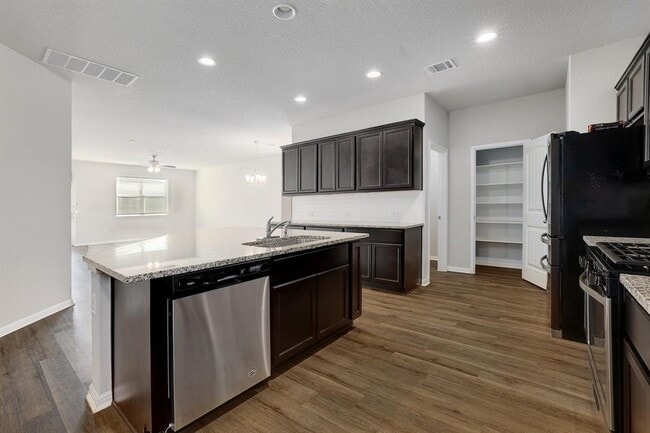 Building Photo - 105 Brunnen Wy