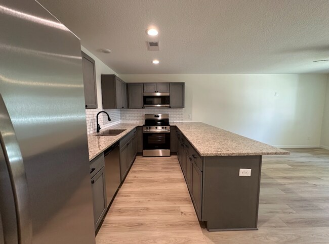 Building Photo - 2 Bedroom/1 Bath Duplex Available For Rent