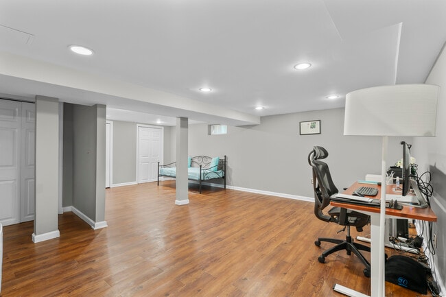 Building Photo - 14 Meadowpark Ave N