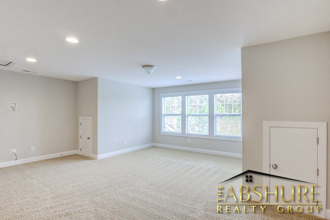 Building Photo - 4240 Vallonia Dr