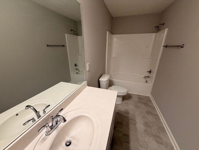 Building Photo - Gorgeous 2 BR 2.5 Bath End Unit Townhome - Available Now in Murfreesboro!