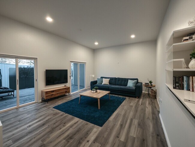 Primary Photo - Large 3 Bedroom 3 Bathroom Condo for Rent