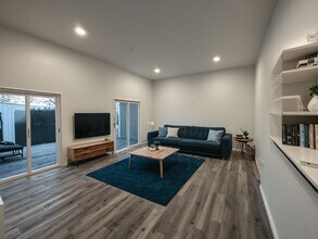 Building Photo - Large 3 Bedroom 3 Bathroom Condo for Rent