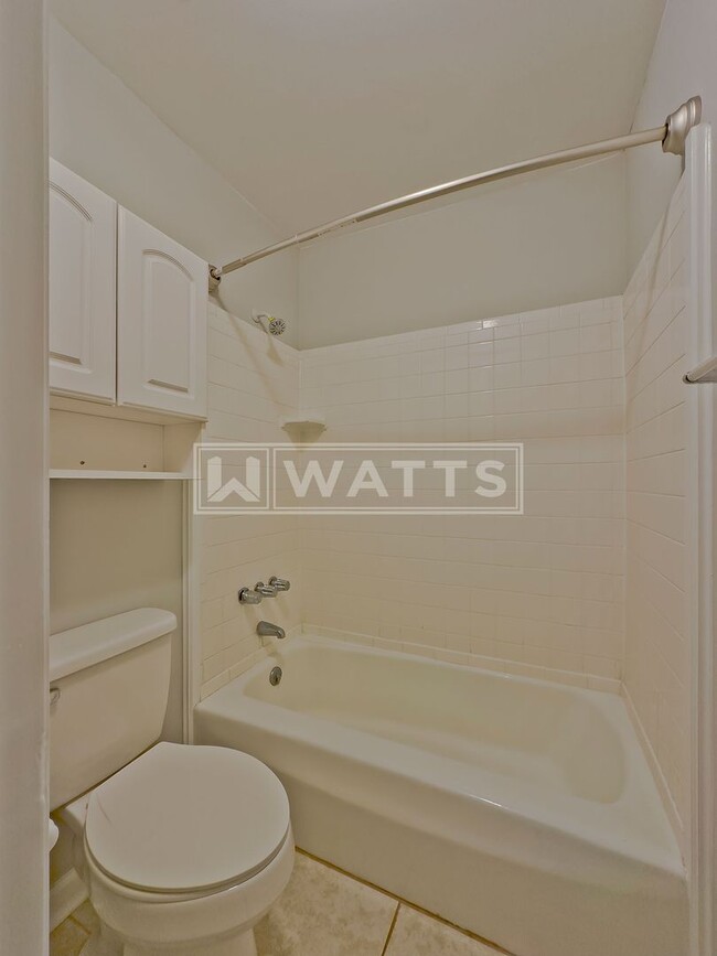 Building Photo - 2-Bedroom Condo - Foxcroft Condos in Homewood.
