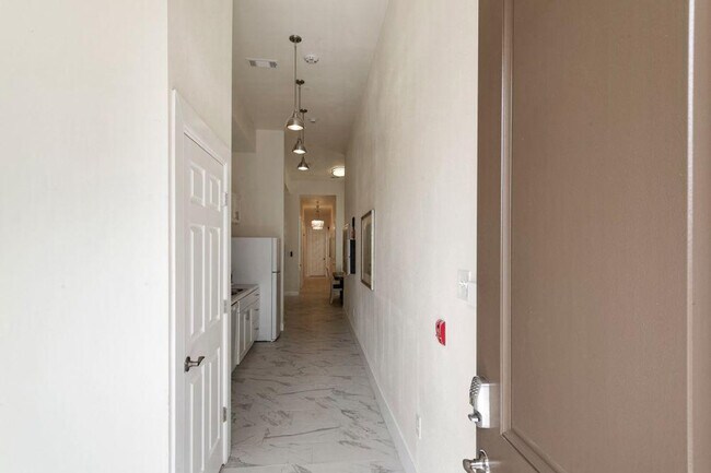 Building Photo - 1613 Baronne St