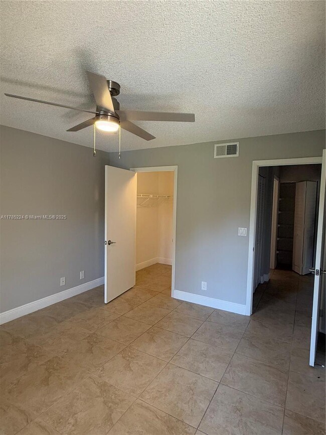 Building Photo - 9999 Summerbreeze Dr