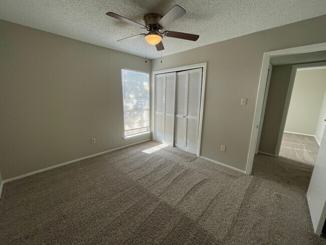 Building Photo - 412 Blue Valley Dr