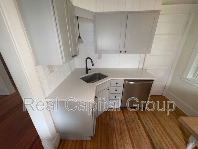 Building Photo - 376 Kenwood Ave