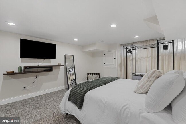 Building Photo - 737 Dolphin St