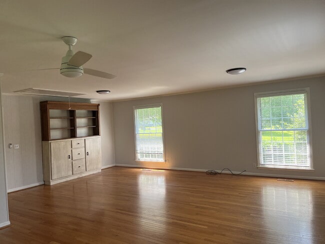 Building Photo - 810 Davis Dr