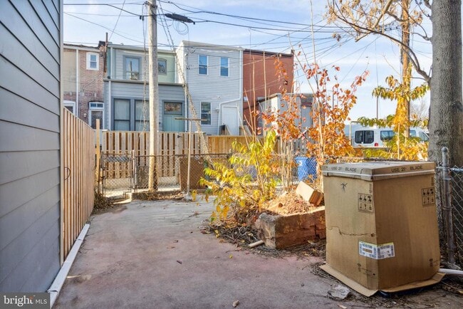 Building Photo - 912 N Milton Ave