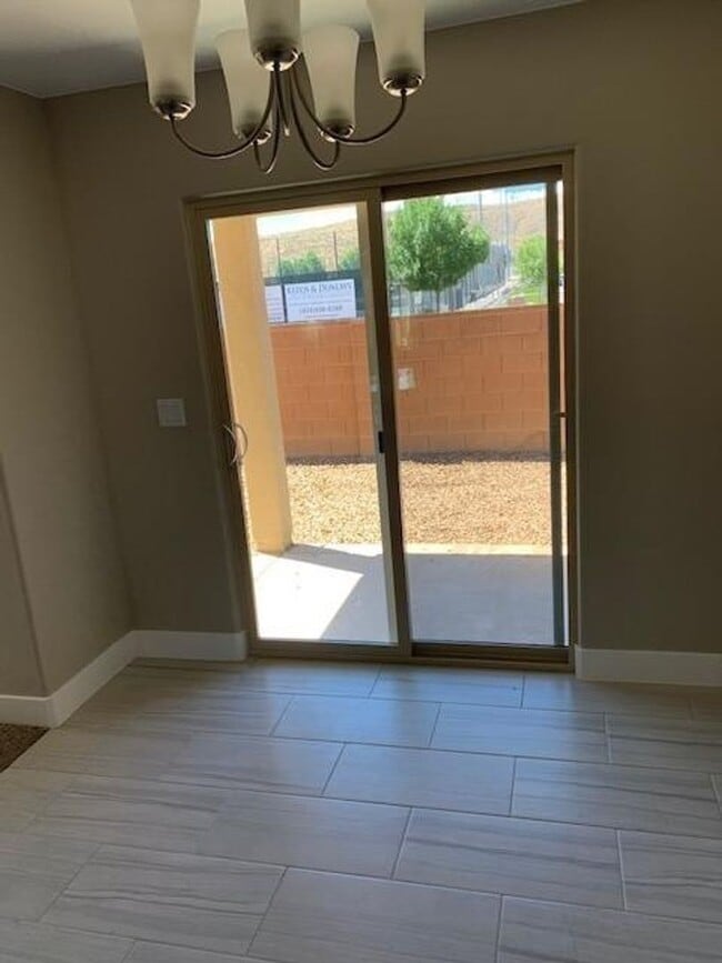 Building Photo - Desert Hills Gem