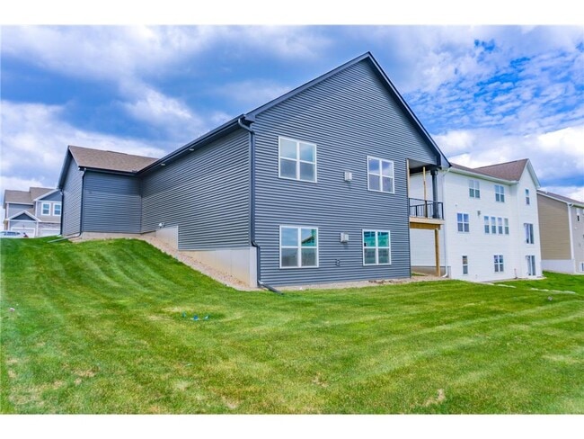 Building Photo - 717 Winterberry Ln