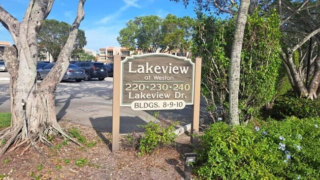 Building Photo - 240 Lakeview Dr