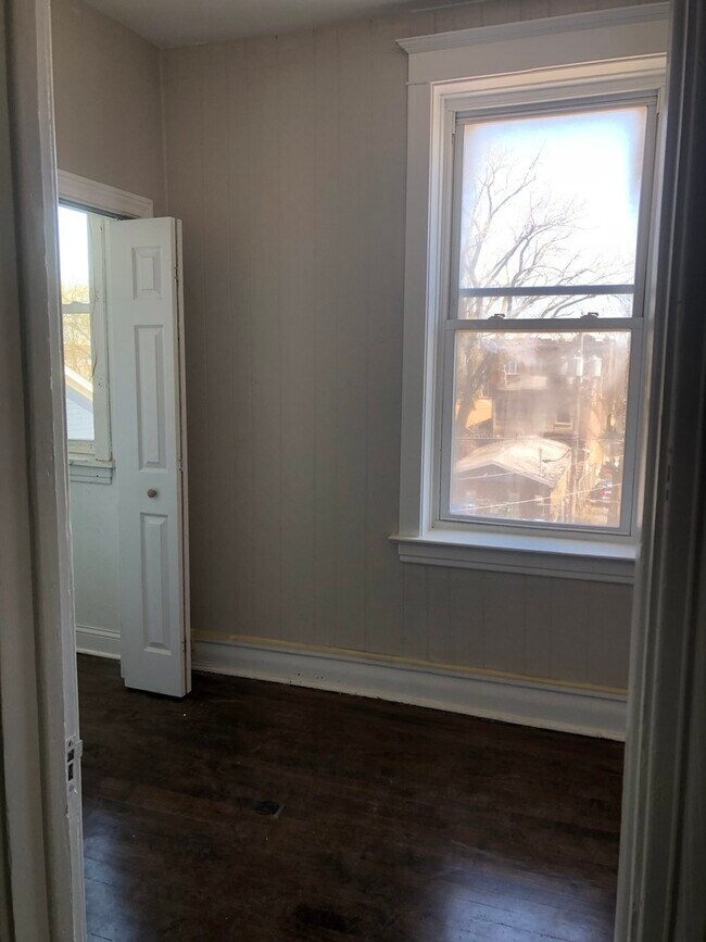 Building Photo - 827 W 33rd Pl