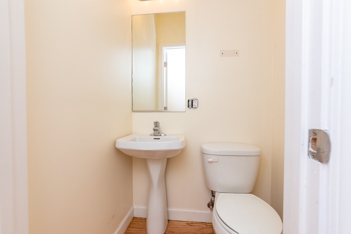 Building Photo - 2415 W 24th Pl