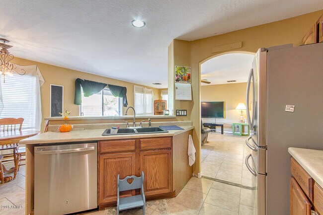 Building Photo - Amazing 4 bedrooms, 3 bathrooms house in P...
