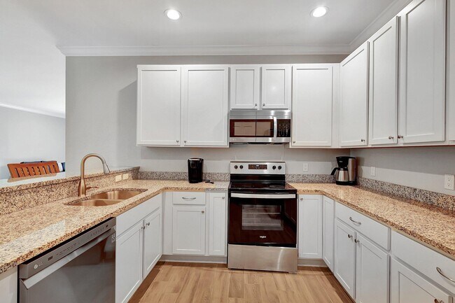 Building Photo - 2850 65th Dr