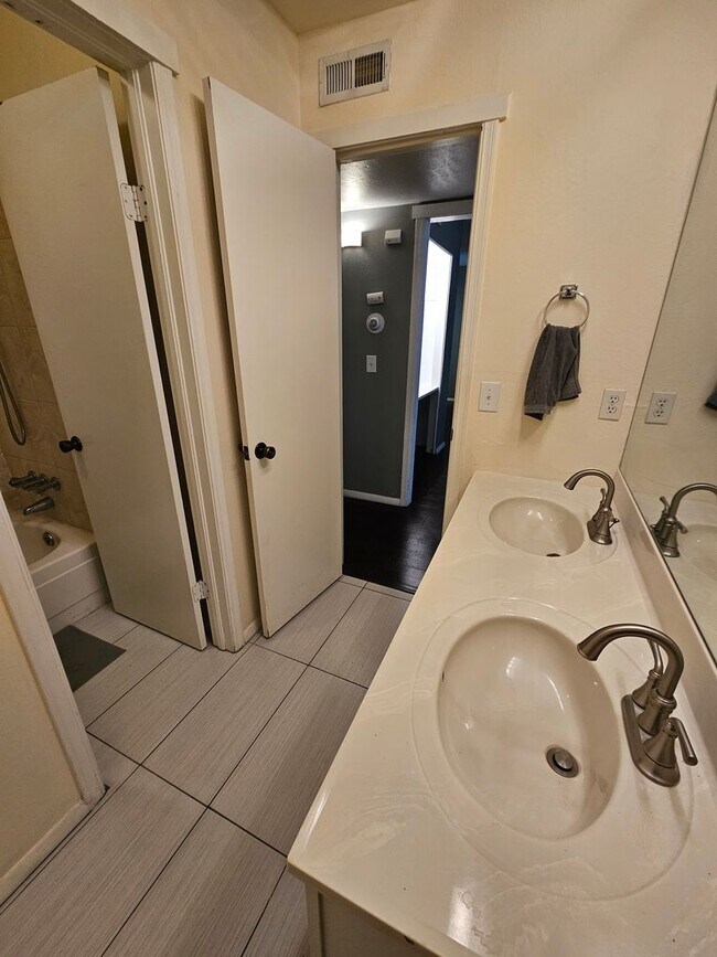 Building Photo - (2) Bed/(2) Bath with View of OU Golf Course in Cardinal Creek AVAIL NOW!