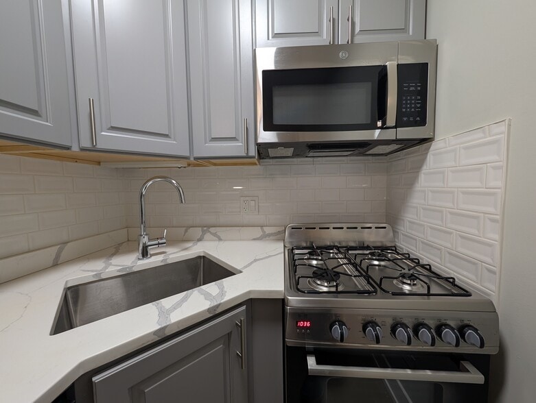 Building Photo - 501 W Belmont Ave