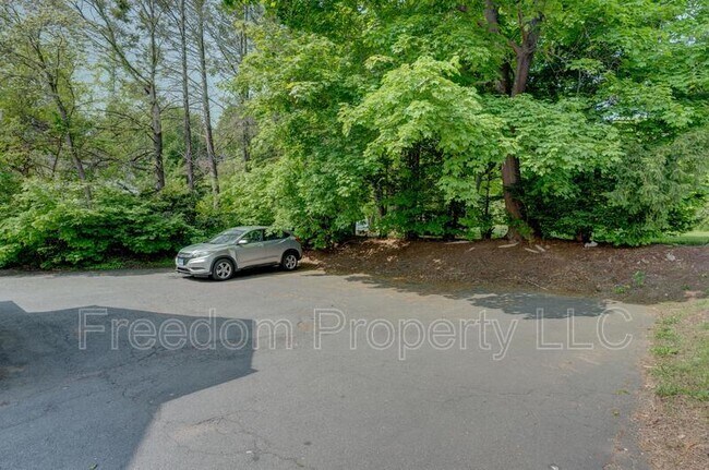 Building Photo - 154 Beecher St