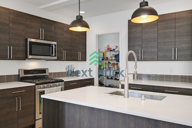 Building Photo - "Spacious 4-Bedroom Seattle Home with 3 Full Baths and 2,420 Sq. Ft. of Comfort!"
