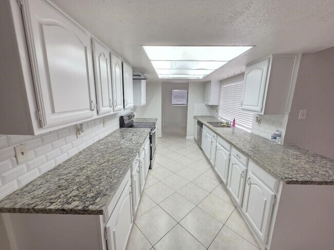 Building Photo - 15630 Camino Del Sol Dr