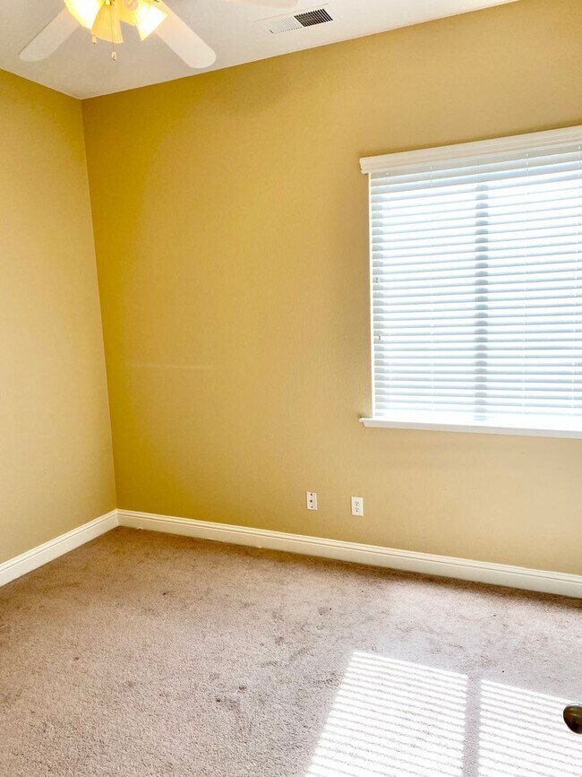 Building Photo - Custom North Fresno 4/3