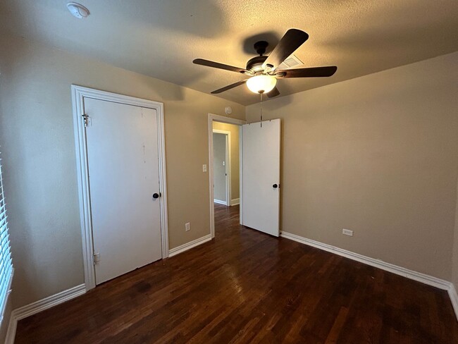 Building Photo - 4/2.5 House With Extra Room Or Office Spac...