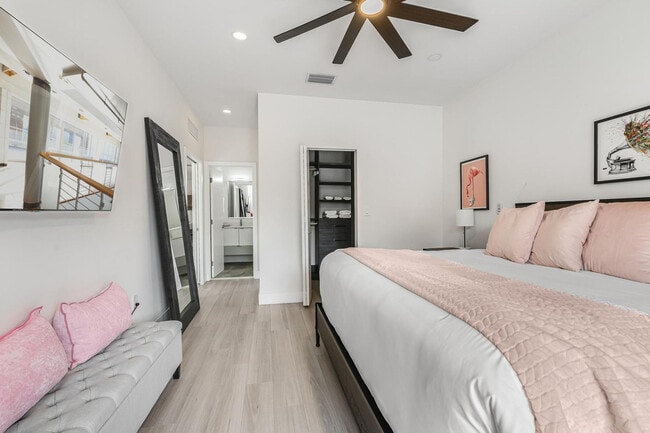 Building Photo - 826 SW 14th Ct