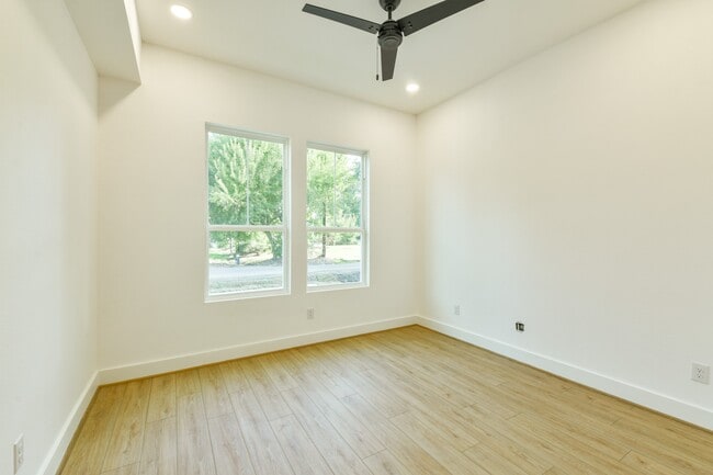 Building Photo - 162 Wallace St