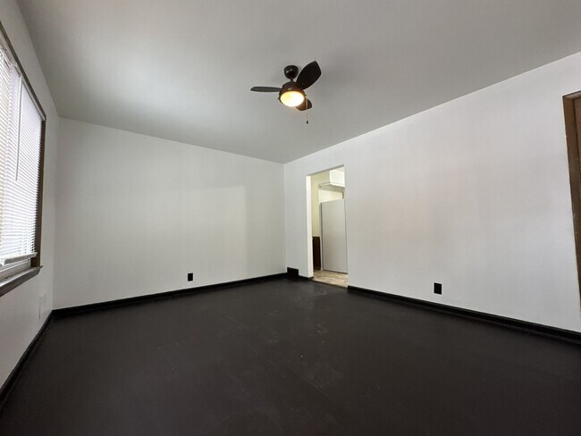 Building Photo - 6528 W Lawn Ave