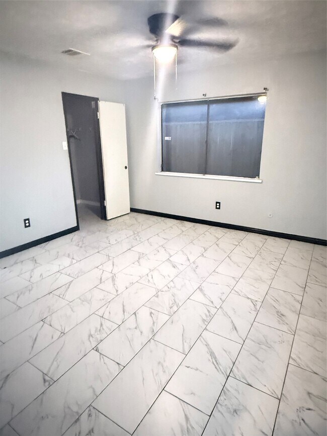 Building Photo - 14523 Leacrest Dr