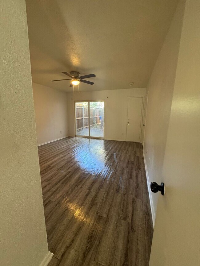 Building Photo - Ready to move in...