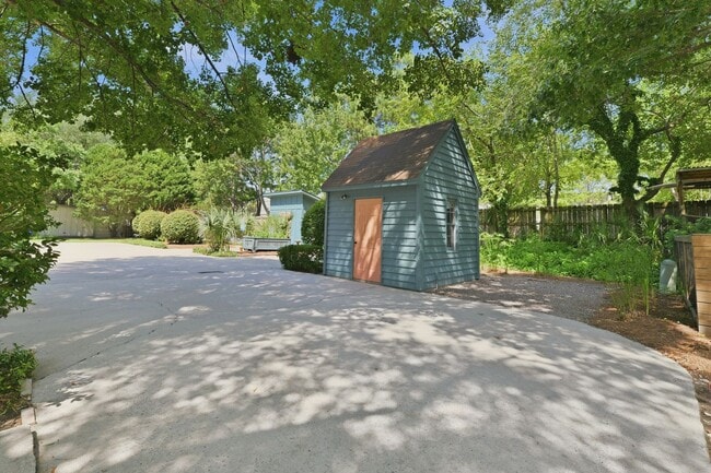 Building Photo - Charming Mount Pleasant Townhouse