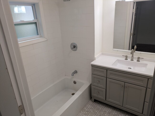 1 bed 1 bath - Bathroom - 3511 N 12th St