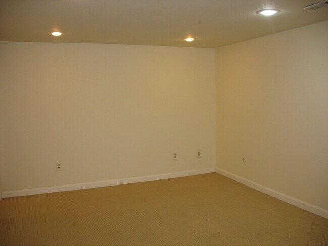 Building Photo - N.E Rose City Bungalow Pet Friendly