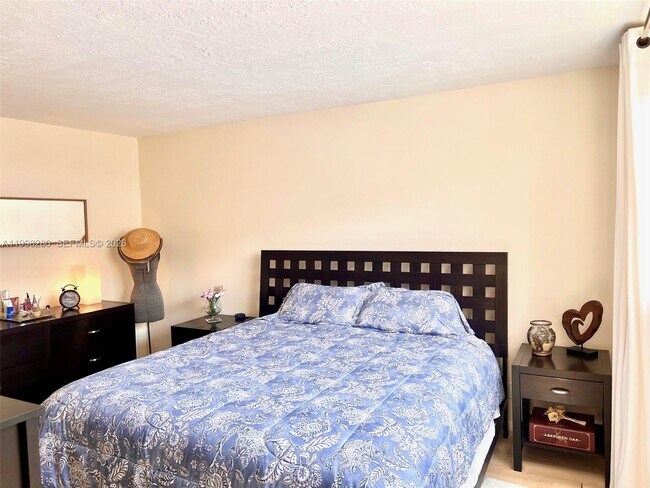 Building Photo - 2841 Somerset Dr