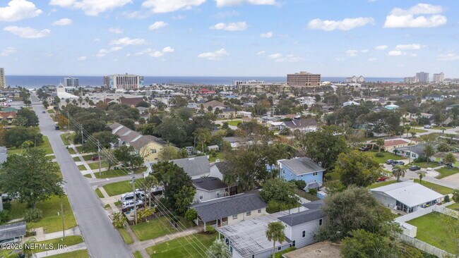 Building Photo - 618 8th Ave N