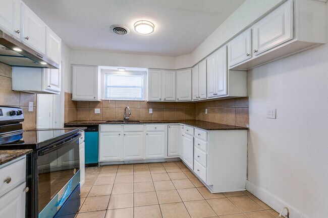 Building Photo - Spacious 4 Bed 2 Bath Home with Stainless Steel Appliacnes