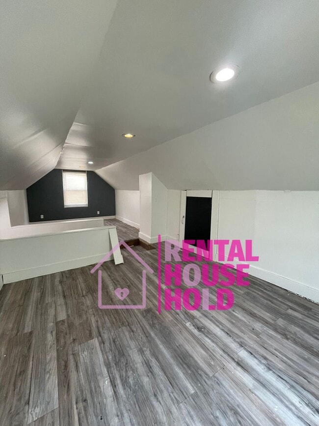 Building Photo - ~ 3 BEDROOM 1 BATH BUNGALOW FREE PRE-SCREEN